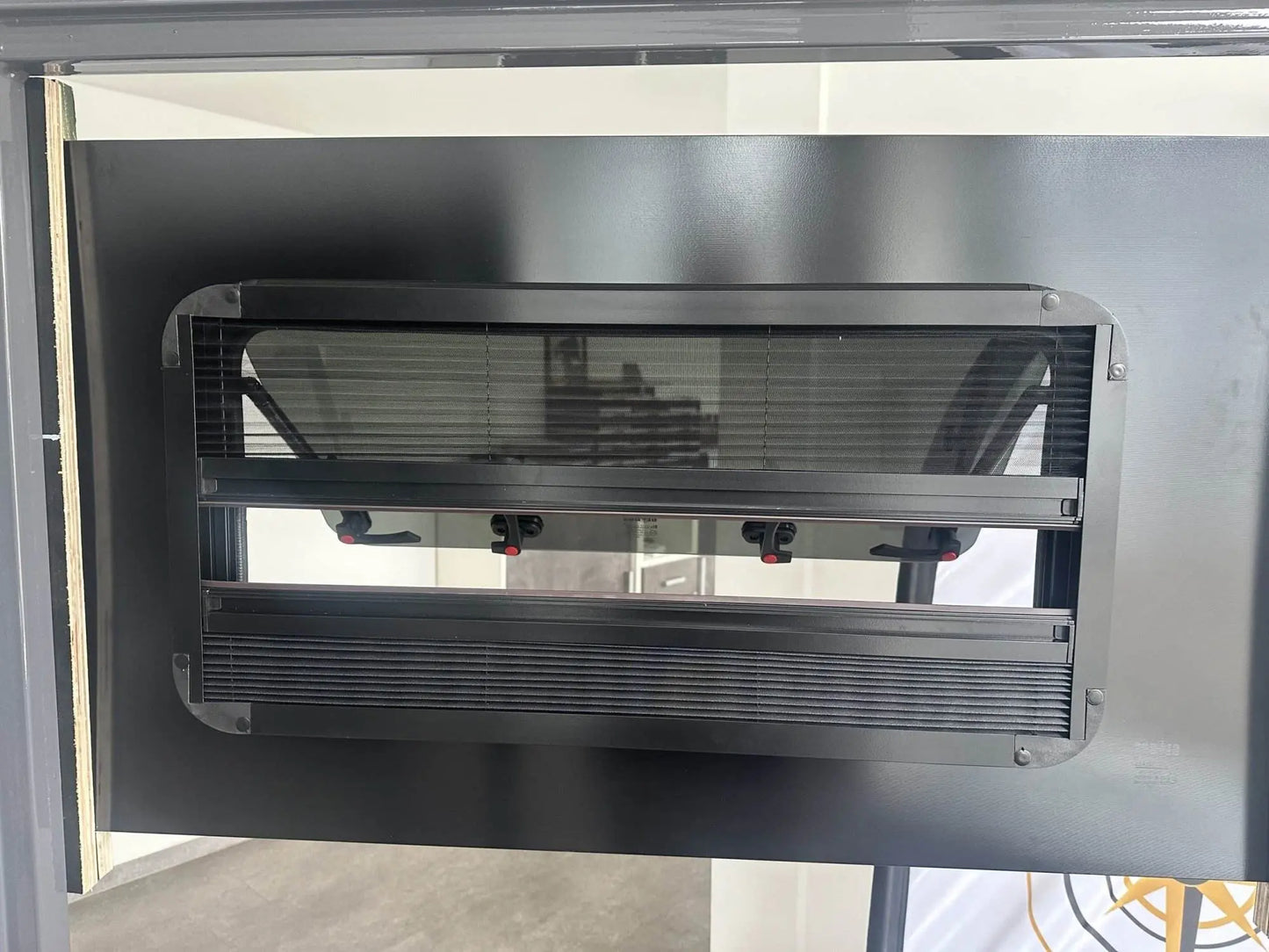 Ausstellfenster VW T6 Private innen 2